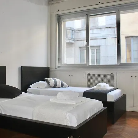 Апартаменты Iconic 3-br Steps From Duomo