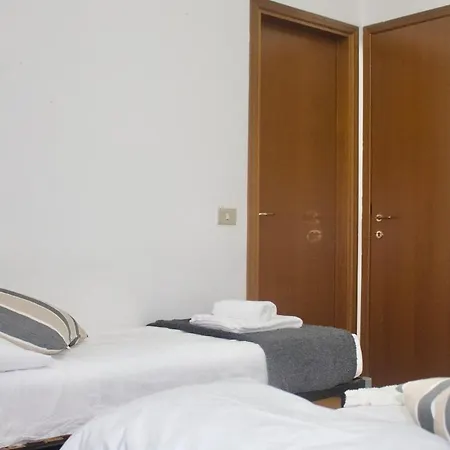 Апартаменты Iconic 3-br Steps From Duomo